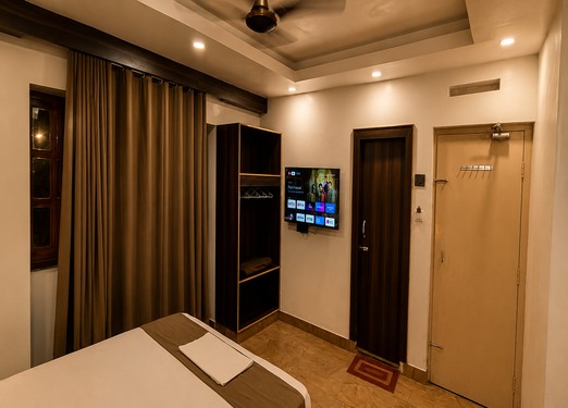 <p>Wake up to a temple-facing view in this deluxe room, featuring a double bed and comfortable surroundings for a memorable stay.</p>