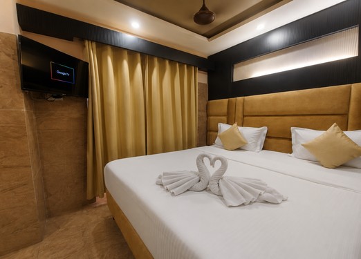 <p>Wake up to a temple-facing view in this deluxe room, featuring a double bed and comfortable surroundings for a memorable stay.</p>