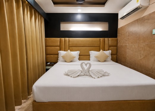 <p>Wake up to a temple-facing view in this deluxe room, featuring a double bed and comfortable surroundings for a memorable stay.</p>
