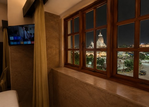 <p>Wake up to a temple-facing view in this deluxe room, featuring a double bed and comfortable surroundings for a memorable stay.</p>