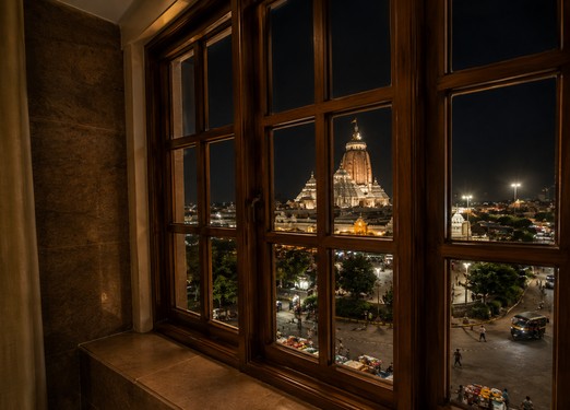 <p>Wake up to a temple-facing view in this deluxe room, featuring a double bed and comfortable surroundings for a memorable stay.</p>