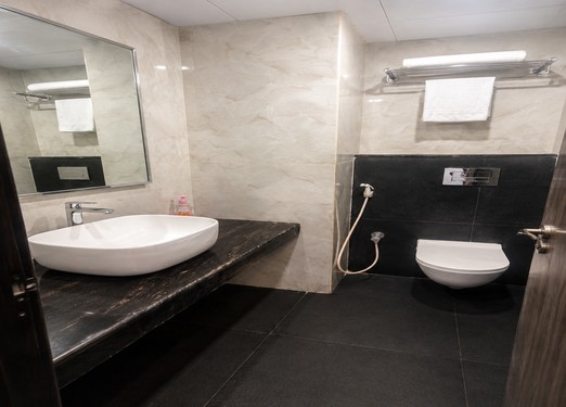 <p>Wake up to a temple-facing view in this deluxe room, featuring a double bed and comfortable surroundings for a memorable stay.</p>