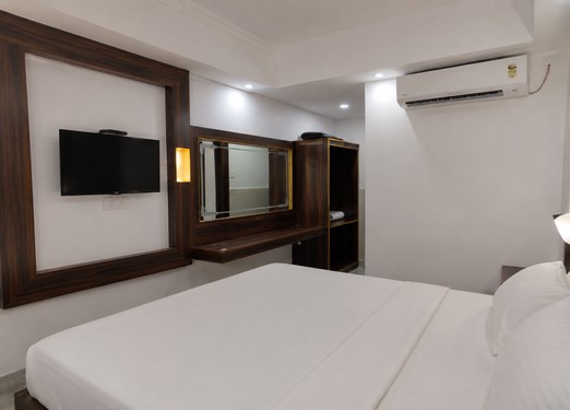 <p>Enjoy a comfortable stay in this air-conditioned room with a double bed, suitable for couples or small families seeking a relaxing stay.</p>
