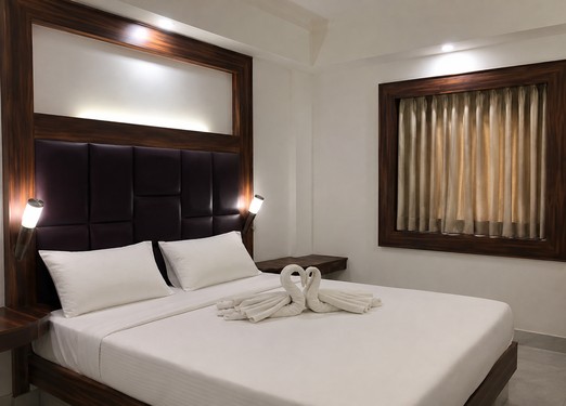 <p>Enjoy a comfortable stay in this air-conditioned room with a double bed, suitable for couples or small families seeking a relaxing stay.</p>