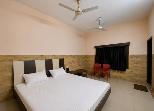 <p>A simple and comfortable room with a double bed, ideal for guests looking for an affordable stay with essential facilities.</p>