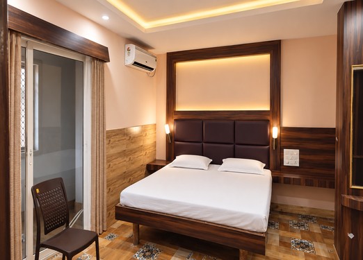 <p>A spacious suite offering comfortable sleeping arrangements and essential amenities, making it suitable for families seeking a convenient stay.</p>