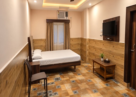<p>A spacious suite offering comfortable sleeping arrangements and essential amenities, making it suitable for families seeking a convenient stay.</p>